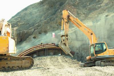 日前，小烏改第三合同段杏花村一號(hào)隧道進(jìn)行爆破掘進(jìn)準(zhǔn)備工作。（通訊員孫建兵攝）